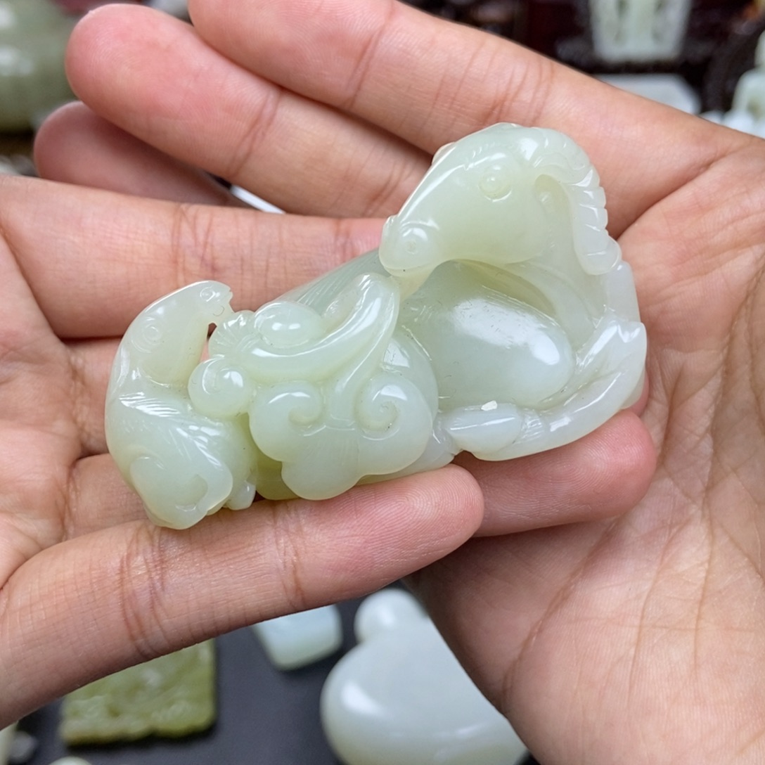 桂***助和田玉未镶嵌把件