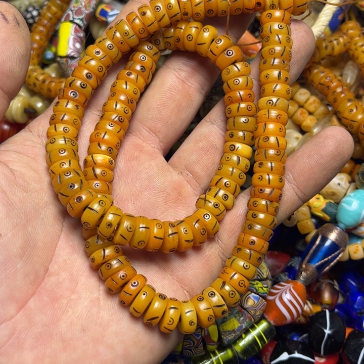 颈饰玻璃3323。牛骨1条