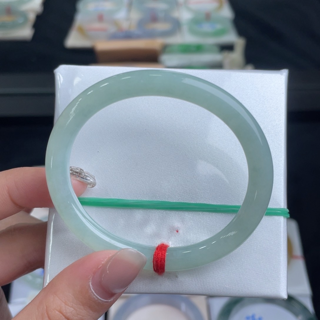 翡翠手镯未镶嵌翡翠