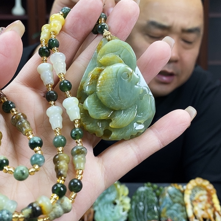 蛇纹石玉吊坠未镶嵌