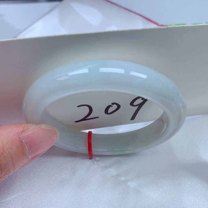 翡翠手镯未镶嵌翡翠