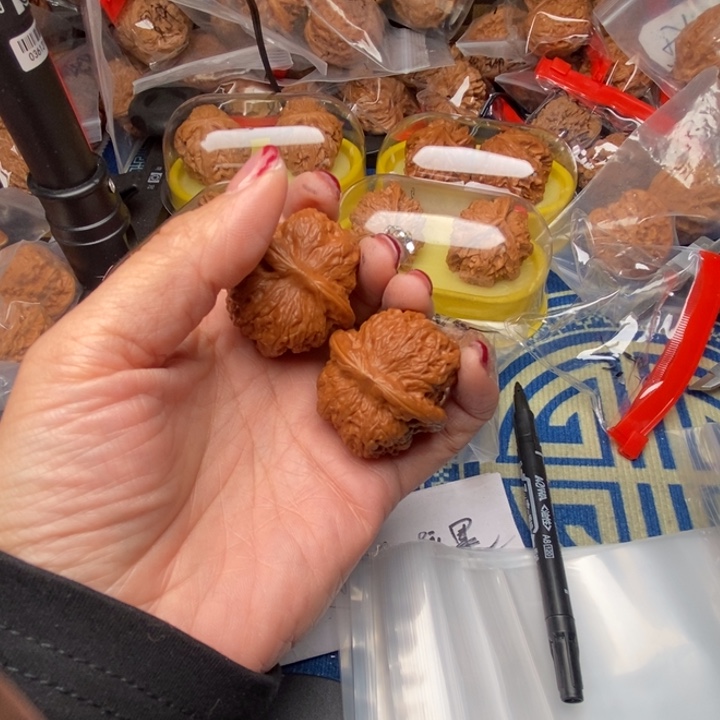 问***心桃核吊坠血麒麟核桃