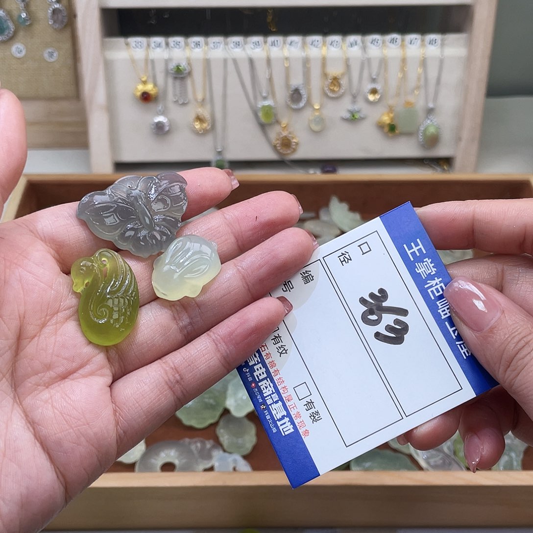 岫玉未镶嵌吊坠吊坠