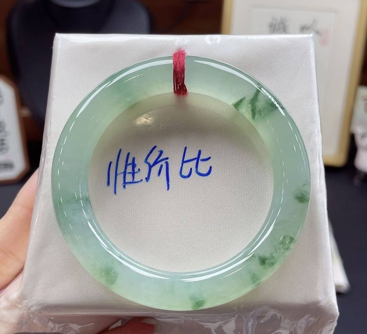 50-51圆条冰透飘花翡翠手镯