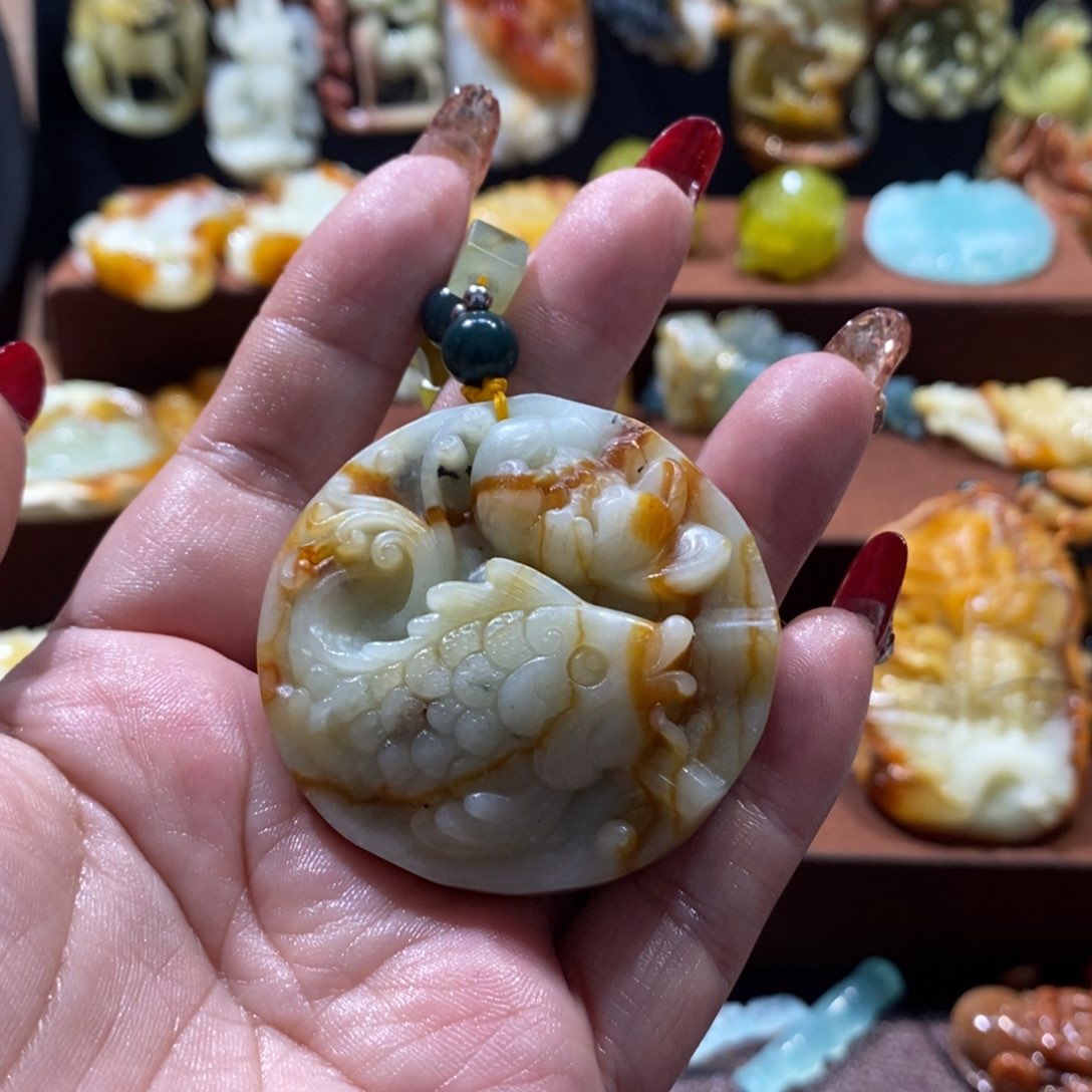 蛇纹石玉颈饰未镶嵌