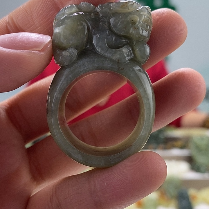 和田玉戒指未镶嵌有瑕