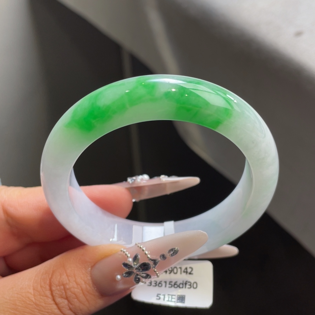 翡翠未镶嵌手镯白底青正圈手镯