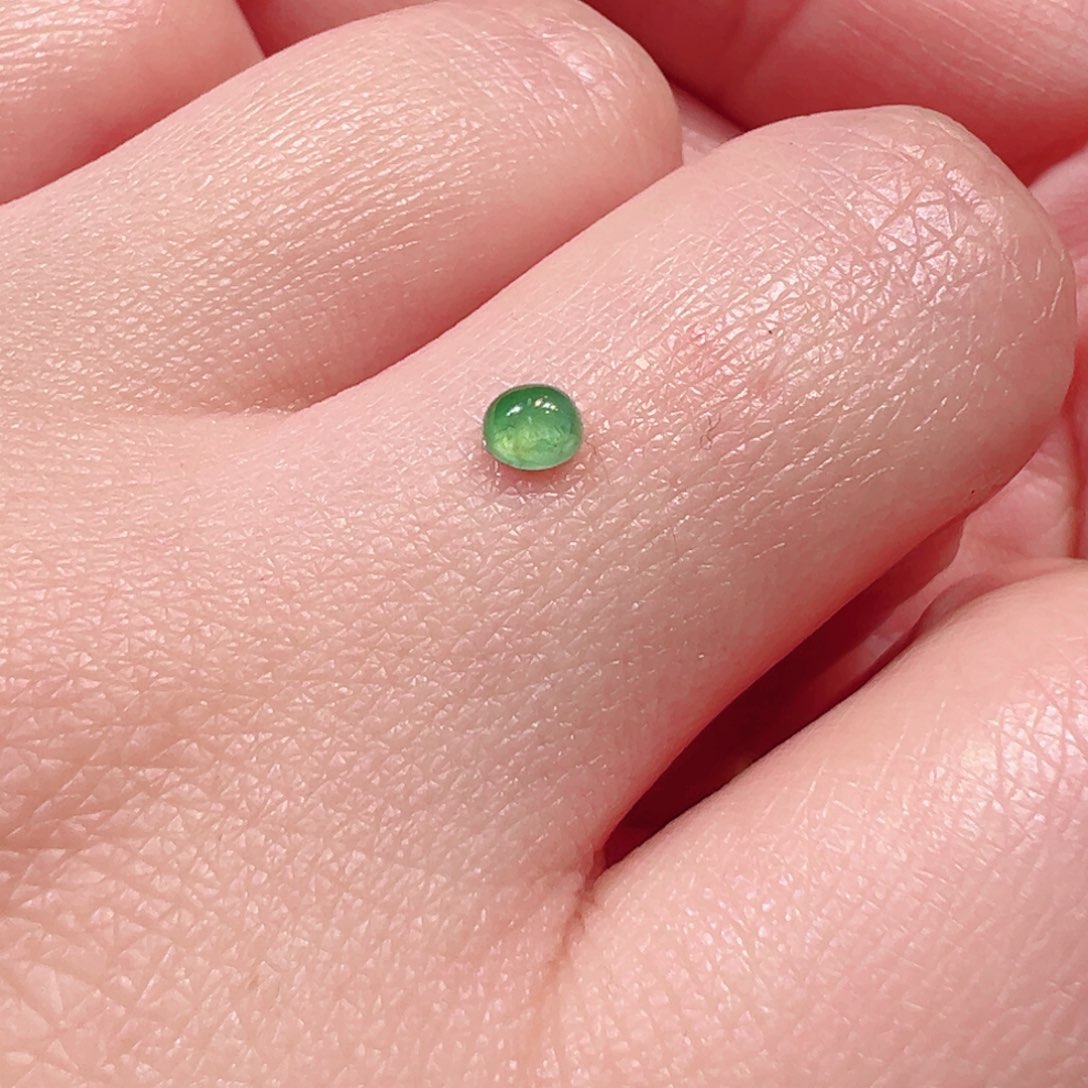 翡翠颈饰未镶嵌阿*翡翠替代两颗绿蛋