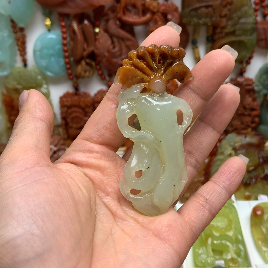 蛇纹石玉颈饰未镶嵌