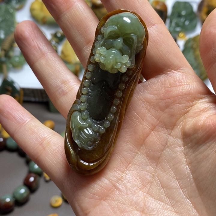 岫岩河磨玉（透闪石质玉）未镶嵌珠宝奇石泽**?手把