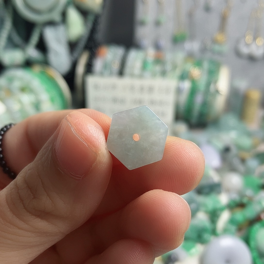 翡翠颈饰未镶嵌六边形