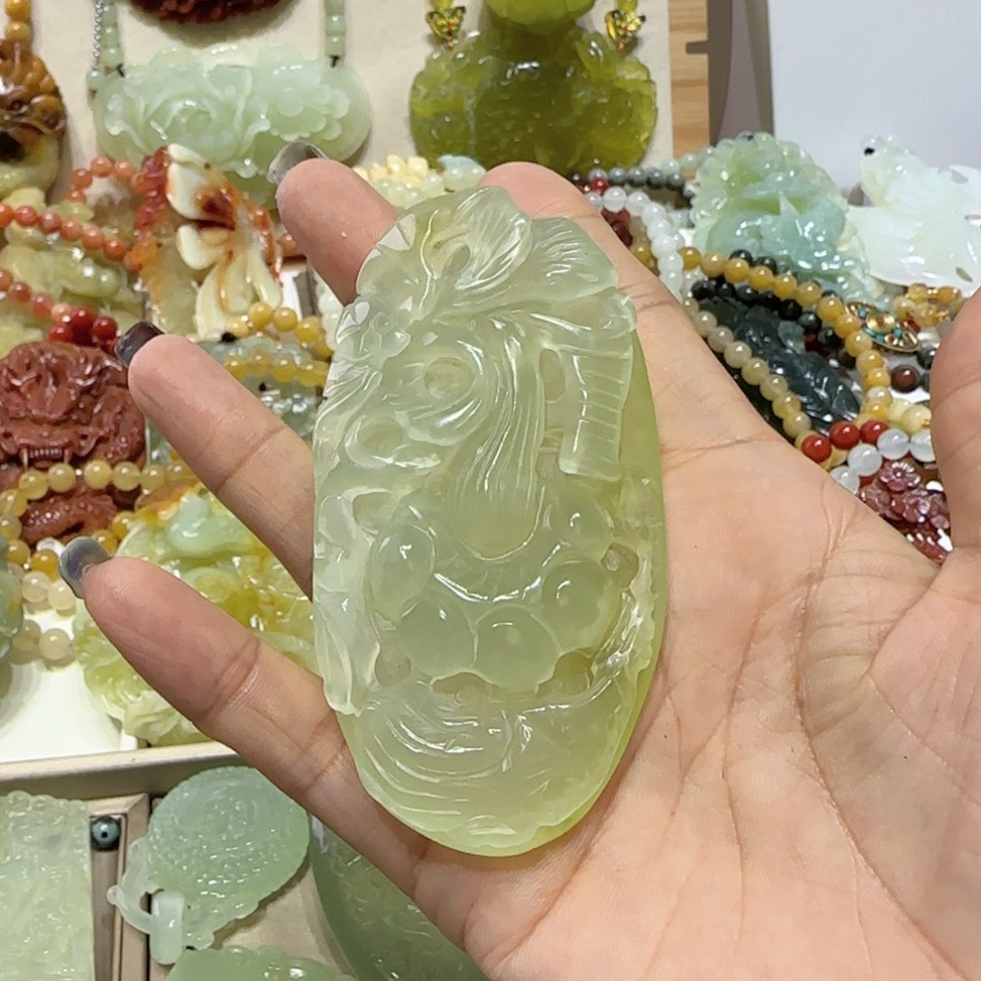 未镶嵌蛇纹石玉吊坠张*猪