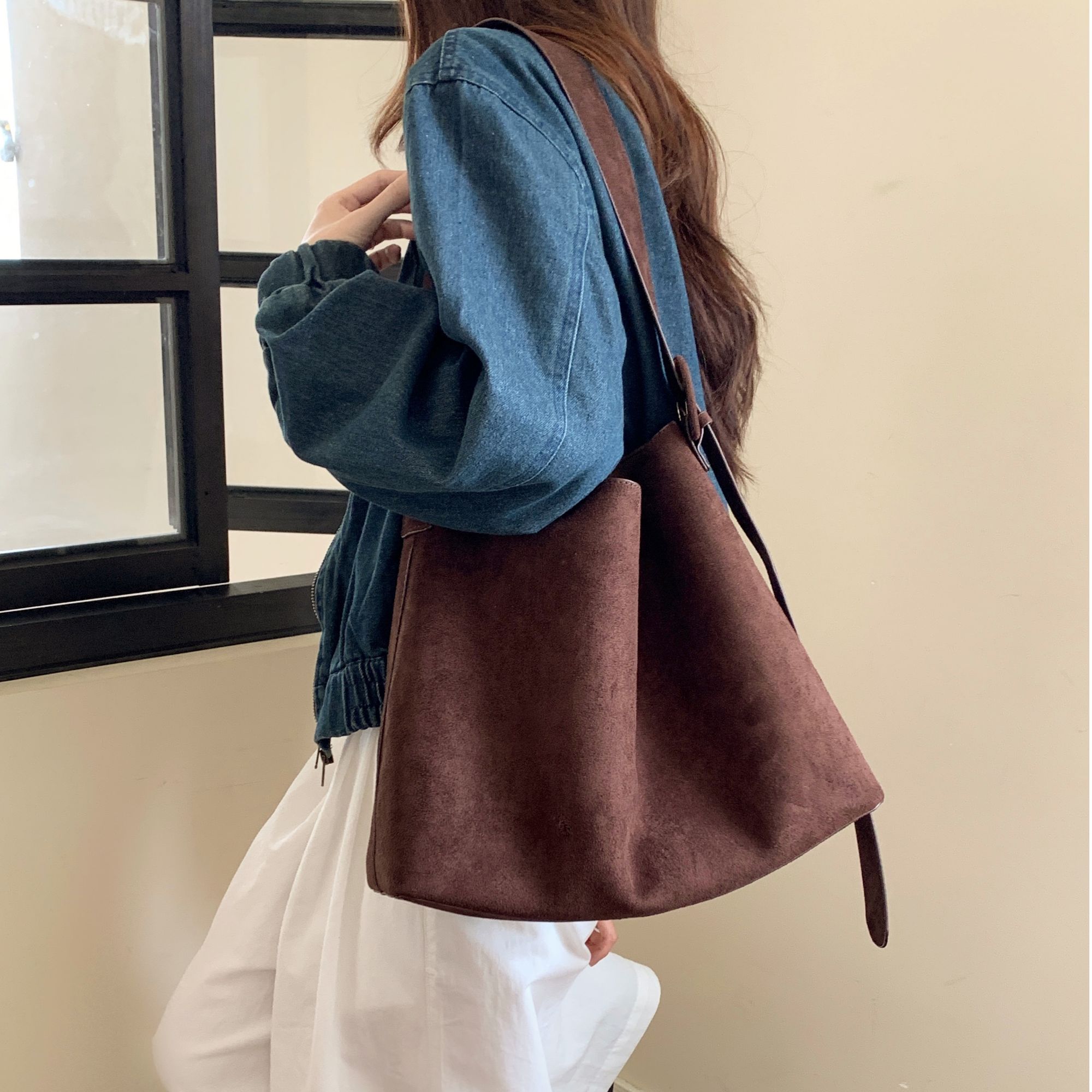 竹笋喵喵 复古慵懒绒面斜挎包女2025秋冬新款女大容量百搭托特包