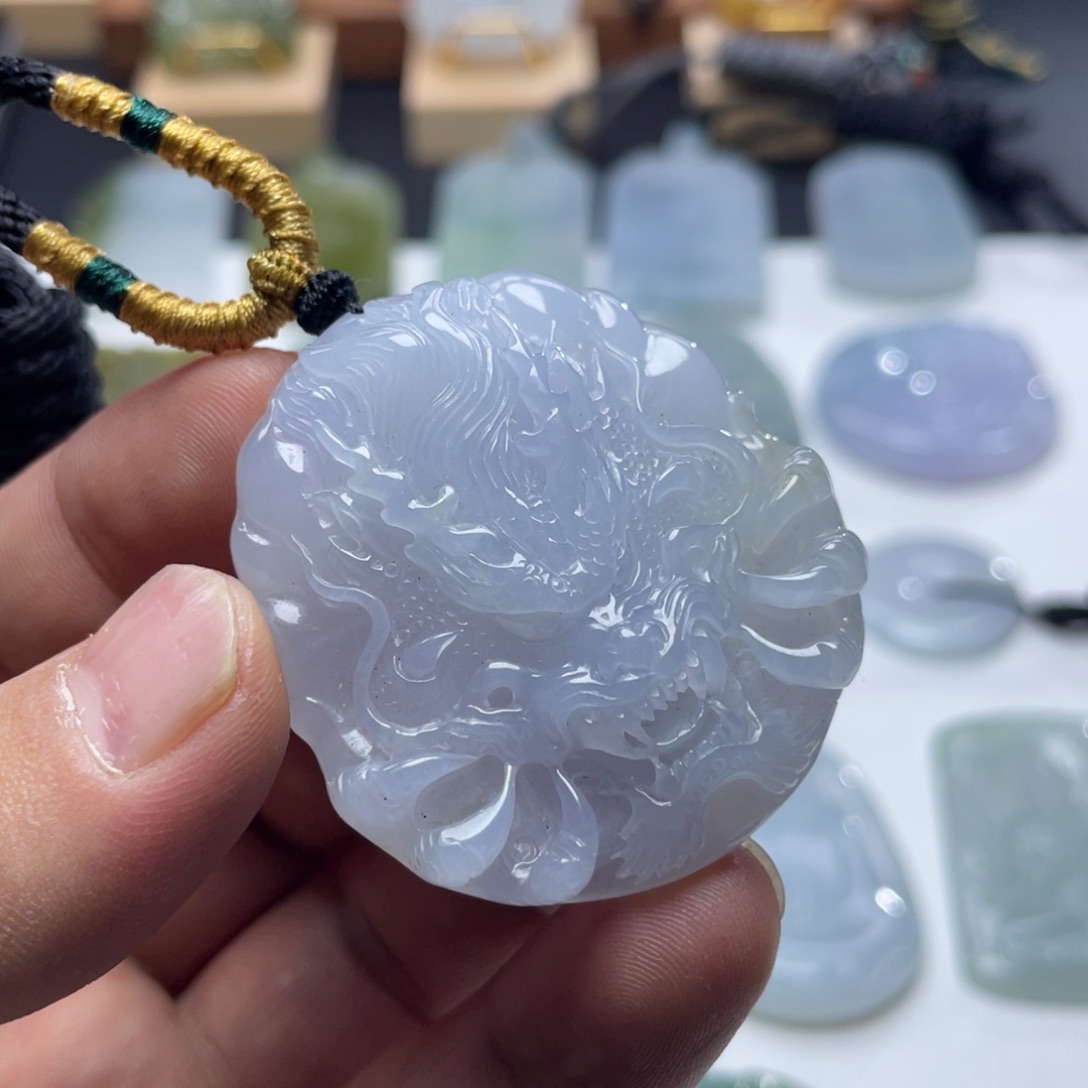 翡翠未镶嵌颈饰龙牌