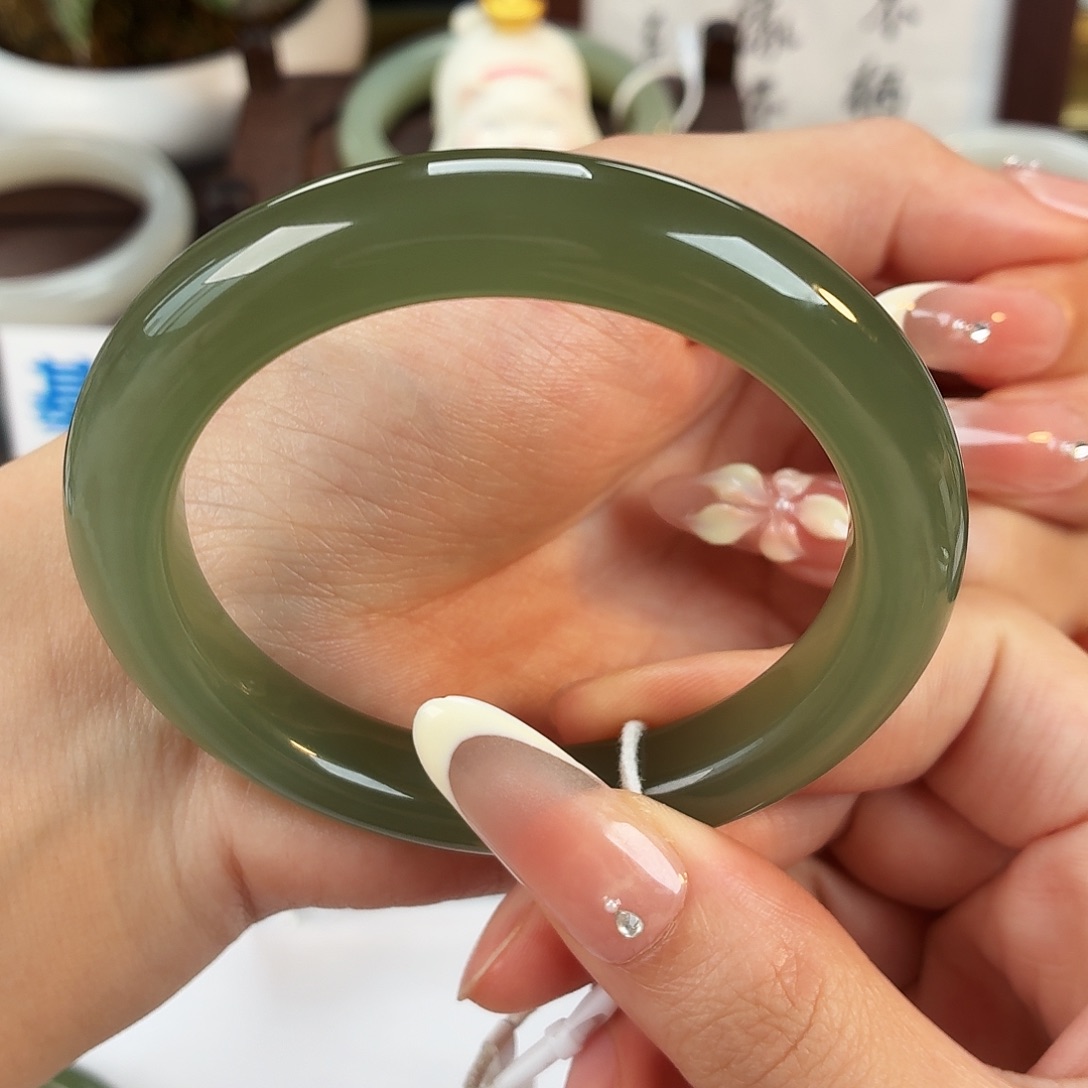 和田玉未镶嵌手镯