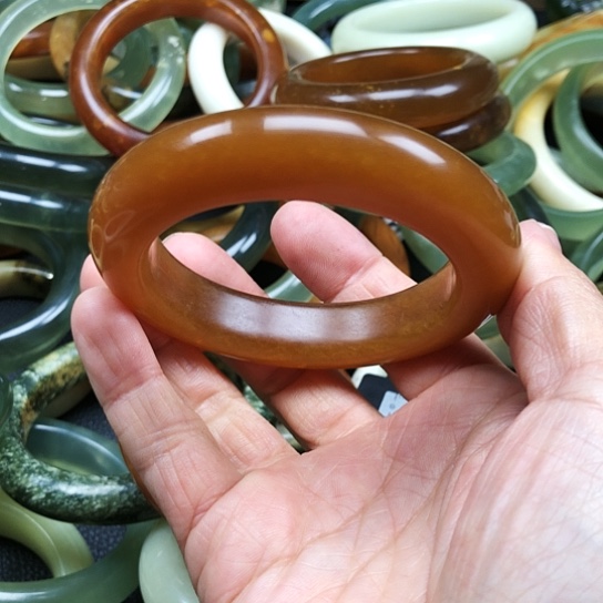 蛇纹石玉手镯未镶嵌