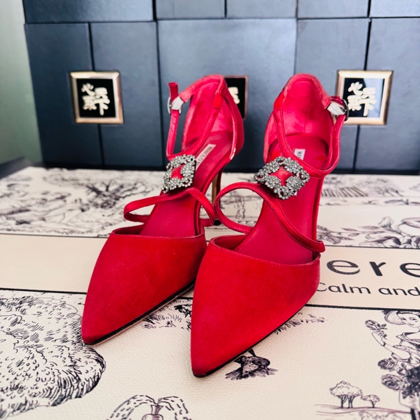 95新 MANOLO BLAHNIK/莫罗·伯拉尼克 缎面钻扣跟鞋35.5码ysc0783