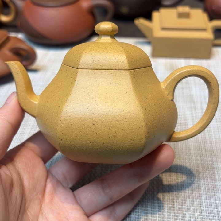 紫砂茶壶黄金段，容量145毫升，梨