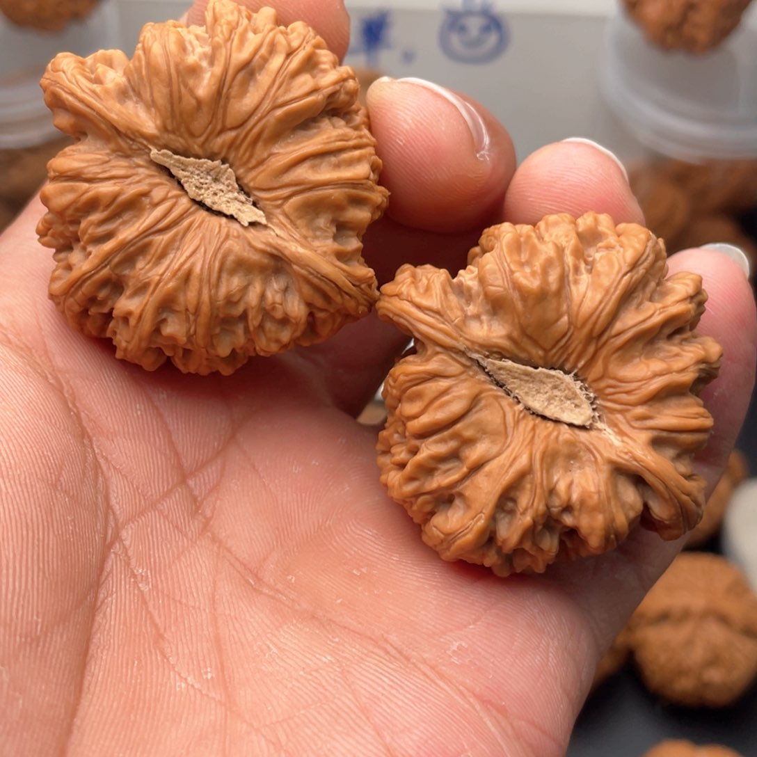 文玩核桃吊坠44全品卡姿兰大眼睛