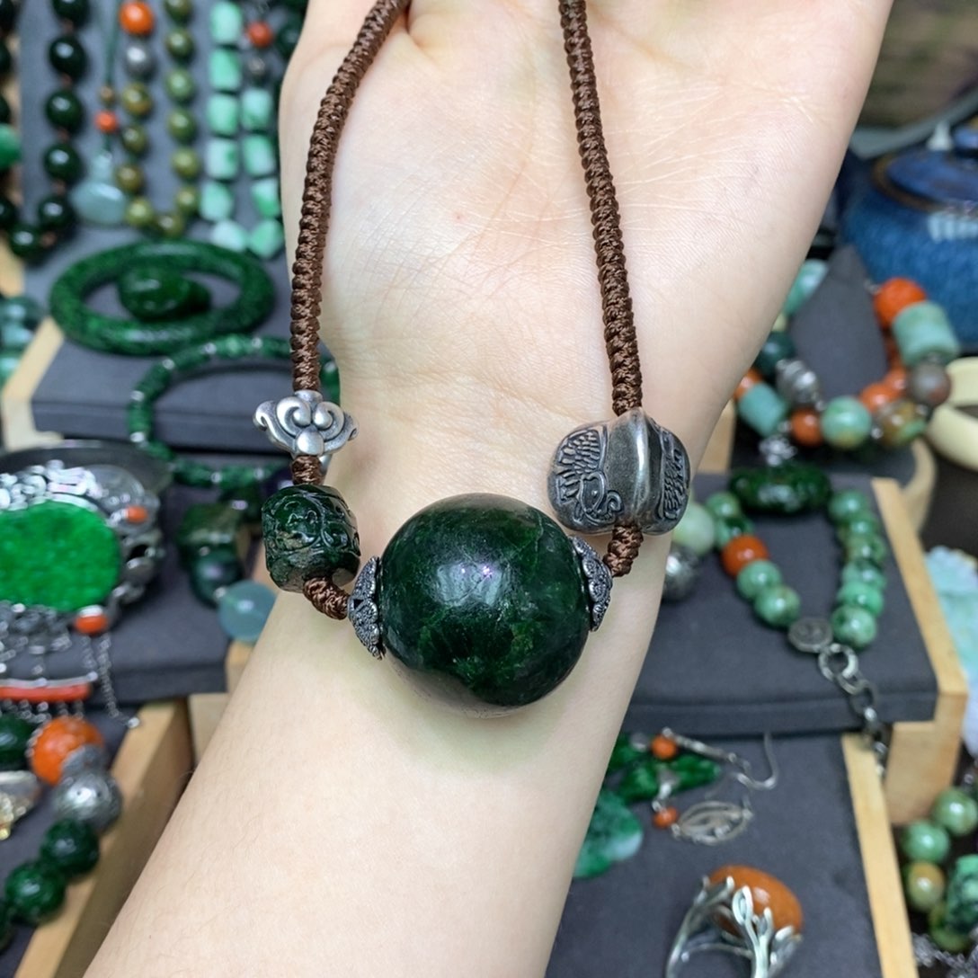 翡翠颈饰未镶嵌漂亮美眉