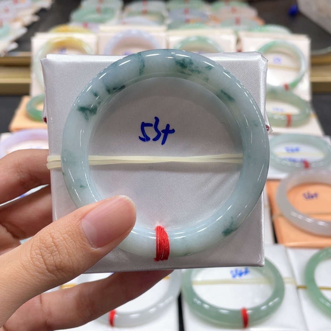 翡翠手镯未镶嵌翡翠手镯