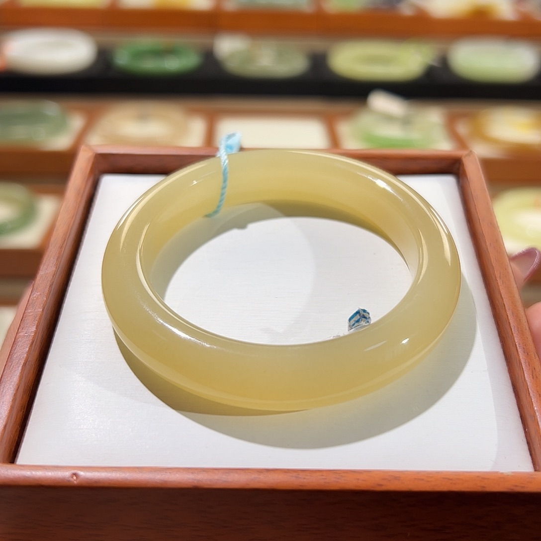 和田玉手镯未镶嵌蜂蜜糖满色