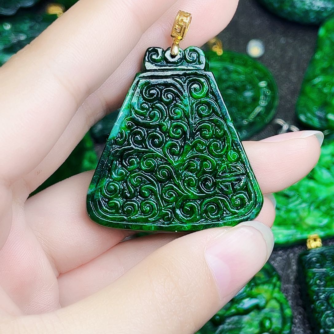 颈饰18K金镶嵌翡翠多样性