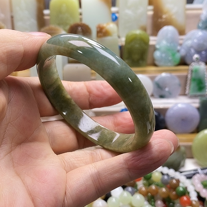 翡翠手镯未镶嵌翡翠