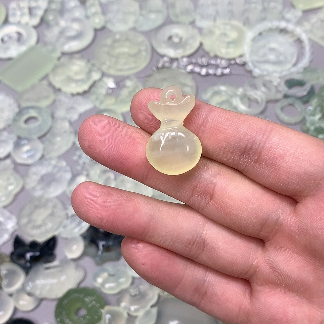 蛇纹石玉颈饰未镶嵌