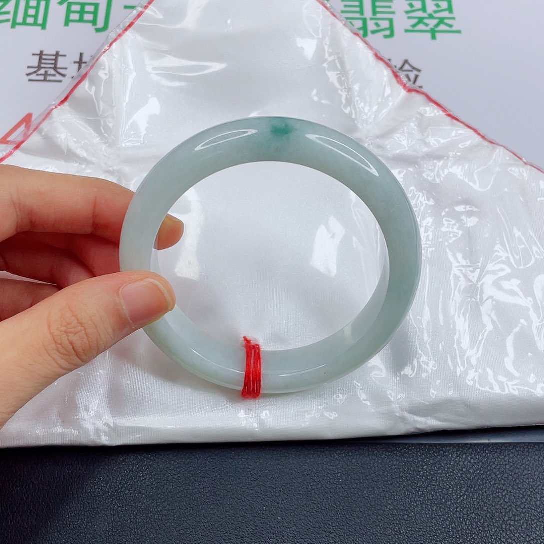 翡翠手镯未镶嵌?*