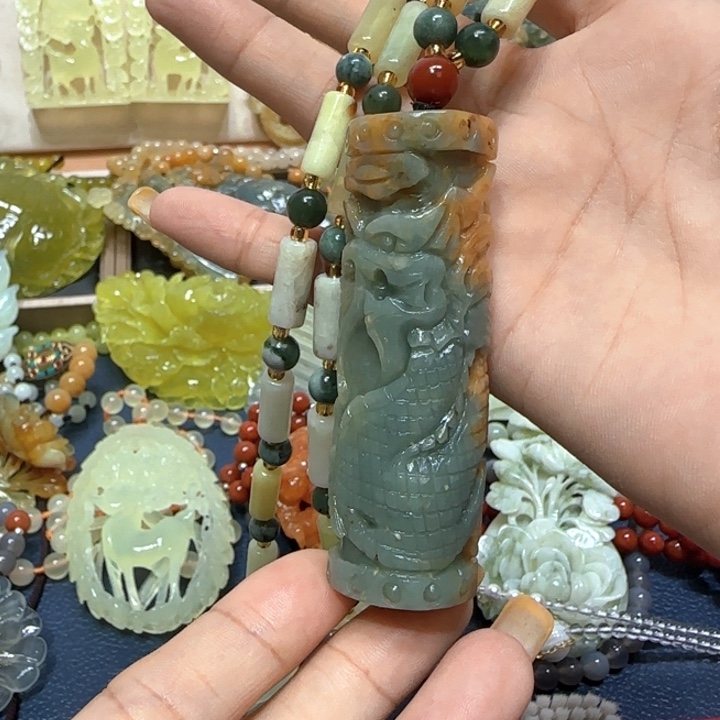 未镶嵌蛇纹石玉吊坠