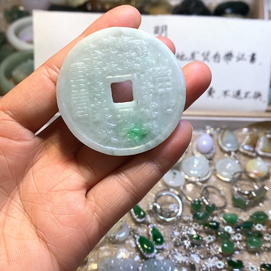 翡翠未镶嵌颈饰八卦