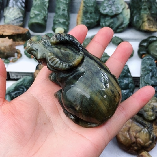 未镶嵌岫岩河磨玉（透闪石质玉）把件