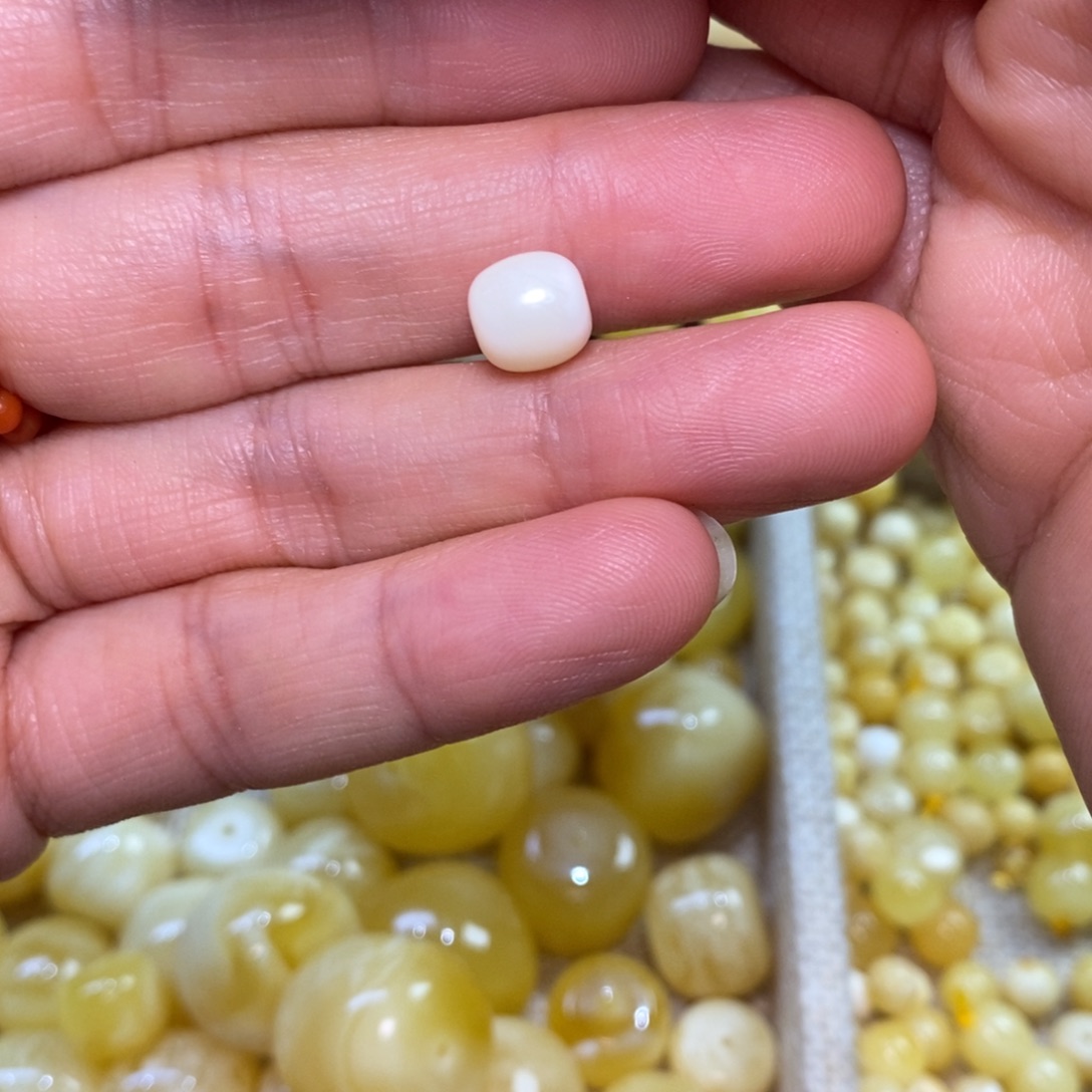 琥珀未镶嵌裸石原矿蜜蜡配珠