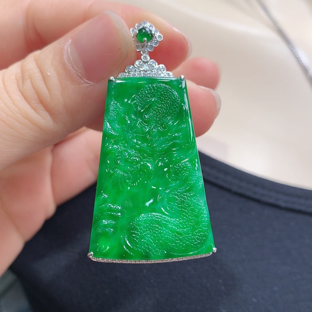 翡翠18K金镶嵌颈饰龙牌