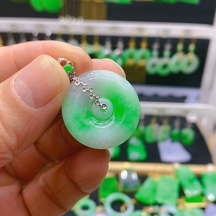 翡翠吊坠(赠链)未镶嵌吊坠