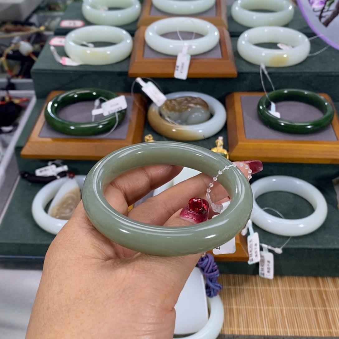 和田玉手镯未镶嵌