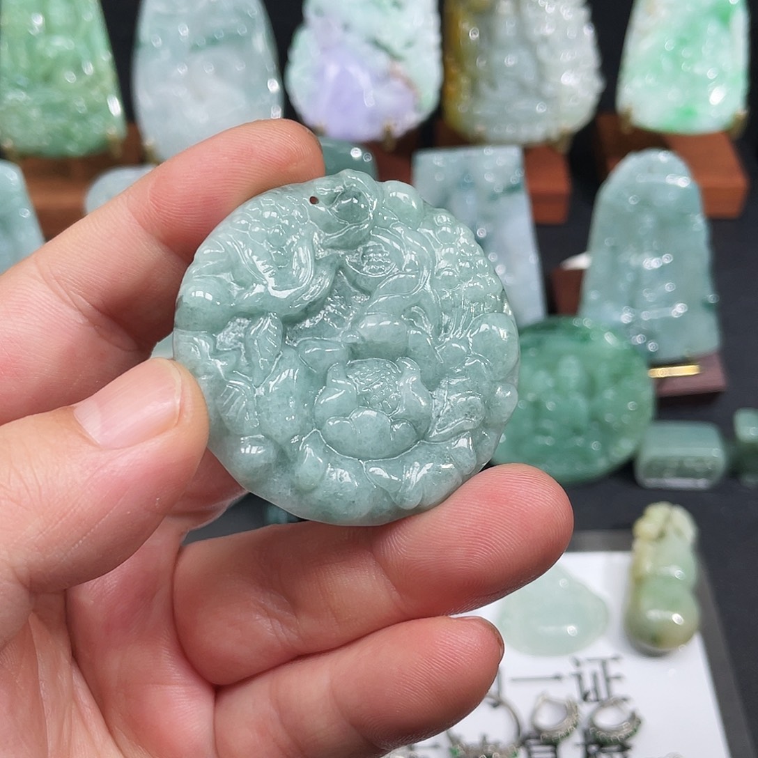 翡翠未镶嵌颈饰喜上眉梢