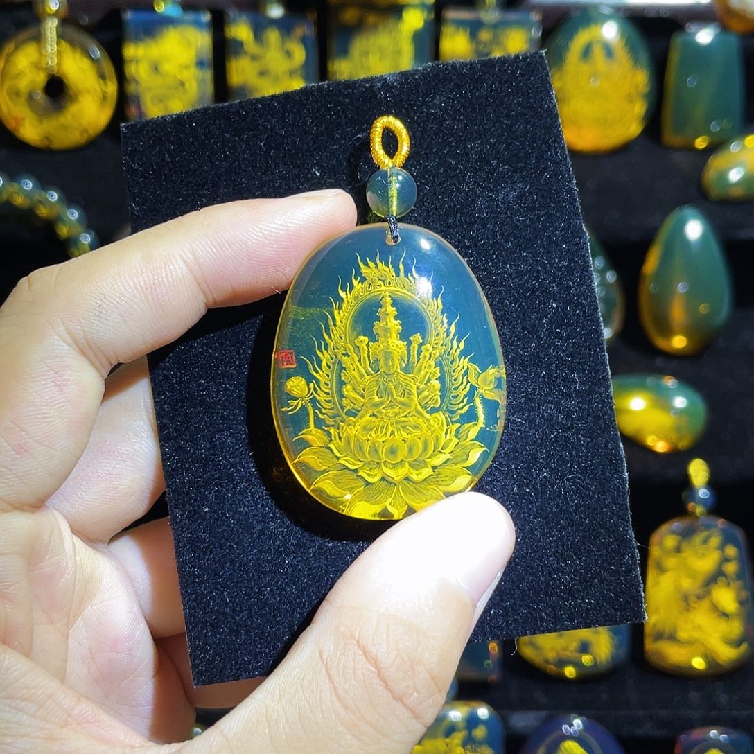 琥珀颈饰未镶嵌蓝珀千手观音阴雕吊坠