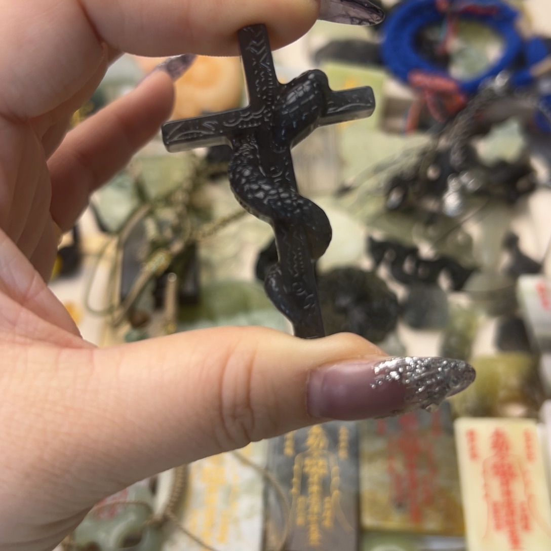 蛇纹石玉颈饰合金