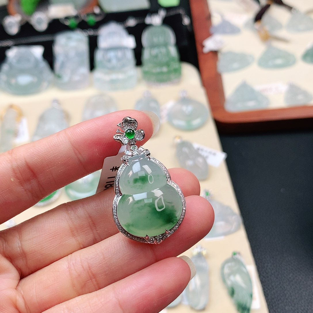 翡翠18K金镶嵌颈饰葫芦