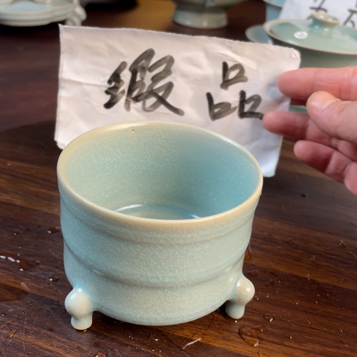 杯子三足弦纹杯瑕reeeerrrr