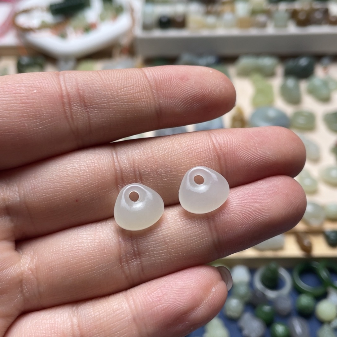 和田玉未镶嵌颈饰一对