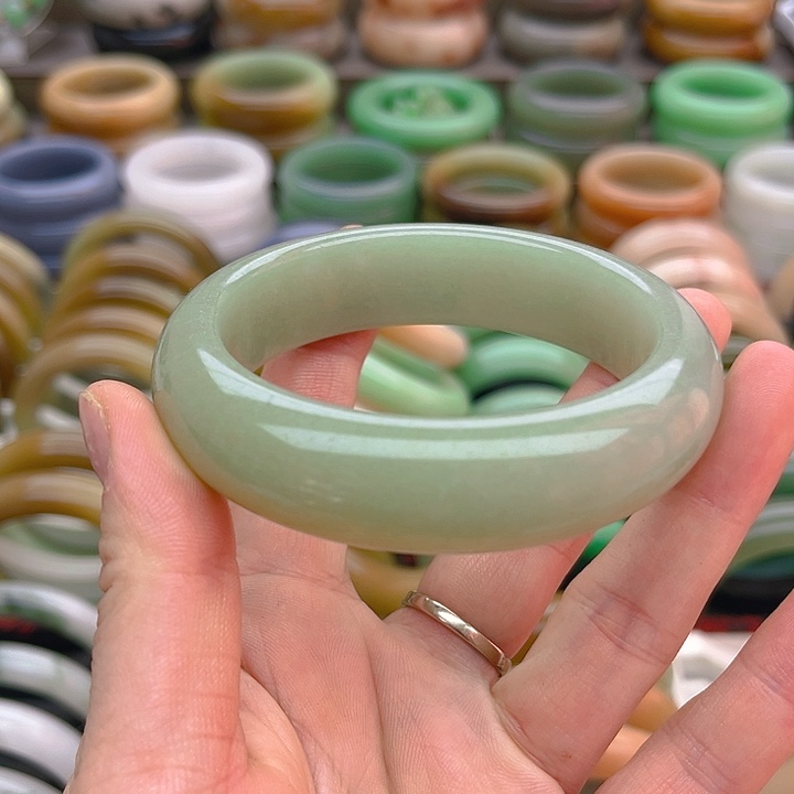 未镶嵌手镯（圆镯）石英质玉