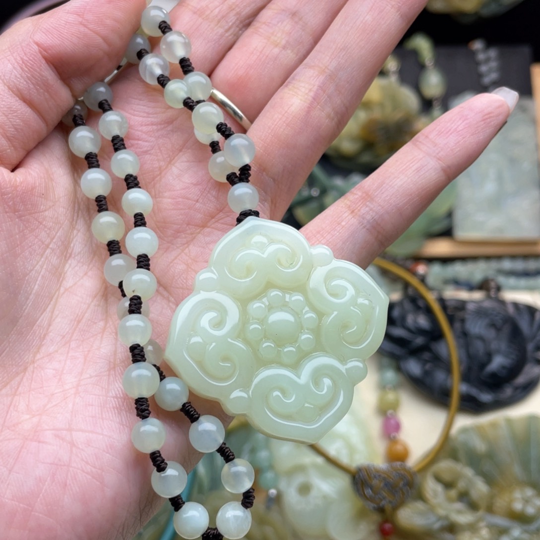 蛇纹石玉颈饰未镶嵌