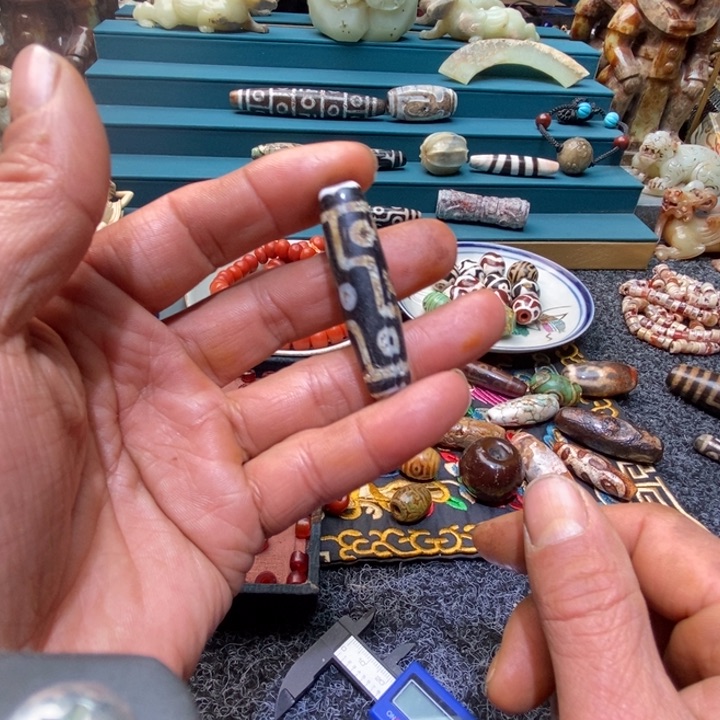 未镶嵌珠子的颜色是玛瑙/玉髓