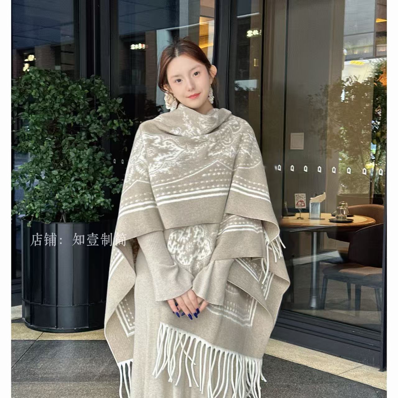 【云雾山庄】秋冬加厚新中式提花流苏披肩外套女2025新款外搭围巾