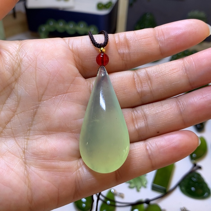 岫玉未镶嵌颈饰吊坠