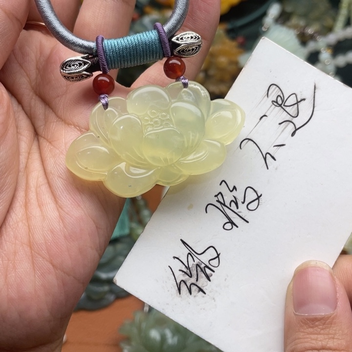 蛇纹石玉吊坠合金