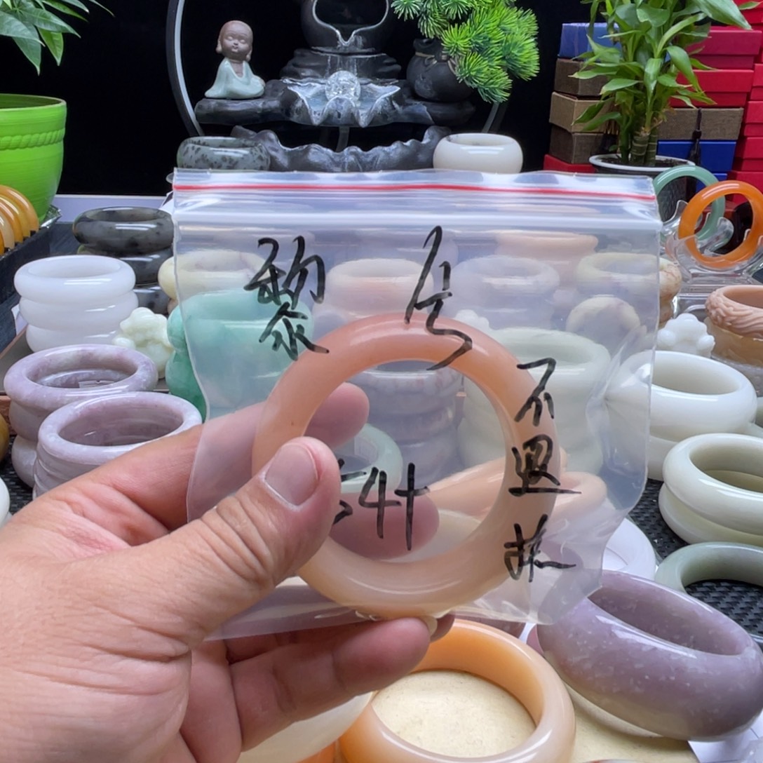 黎***兮石英岩玉未镶嵌手镯